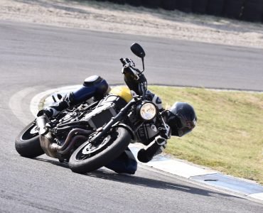 Yamaha XSR700 piega apre