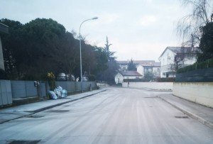 La tipica strada piena di brina.