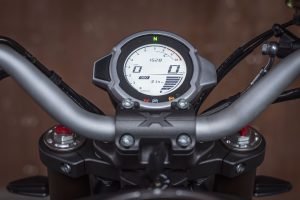 Si potrebbe definire una scommessa la scelta di entrare in un segmento affollato come quello delle modern classic di media cilindrata, ma la casa motociclistica di Hangzhou si presenta con una motocicletta, la 700 CL-X, che per contenuti e soprattutto per un prezzo contenuto promette di diventare subito protagonista. Il design colpisce al primo sguardo, accattivante la fanaleria con un sistema di luci a X sull’anteriore e a forma di H sul posteriore. Poi il serbatoio con le prese d'aria sui fianchetti, l'alluminio spazzolato e le finiture opache, la sella in pelle e le linee sciancrate da scrambler di altri tempi. Il telaio è a traliccio in acciaio e ricorda i Monster. Concessione al moderno il parafango posteriore appeso che integra il portatarga. Concessione al moderno nella strumentazione composta da un display digitale circolare con schermo LCD. Ma oltre alla bellezza CFMOTO 700 CL-X è riuscita a stupire anche nei contenuti: ABS a due canali , 2 riding mode, frizione antisaltellamento, acceleratore ride by wire, cruise control per evitare le multe per eccesso di velocità, luci adattive e il pratico (e non diffusissimo..) ritorno automatico degli indicatori di direzione. Il prezzo è decisamente conveniente, CFMOTO 700 CL-X arriva nelle concessionarie a soli 6.490 Euro più immatricolazione e messa in strada (ca. 300 euro). Un prezzo che paragonato agli oltre 10.000 di Ducati la rende una scelta senz'altro da valutare, non solo per un pubblico giovane che comincia ma anche per chi, esperto, cerca contenuti in abito che senz'altro non passa inosservato. Il cuore pulsante della 700 CL-X è un moderno motore bicilindrico di 692cc capace di esprimere 75 CV a 8.500 giri, per prestazioni promesse importanti: parliamo di una velocità massima di 180 kmh, con un consumo che si gira attorno ai 20 km con un litro secondo ciclo WMTC (autonomia ca 260 Km) ed emissioni di CO2 pari a 115 g/km. La ciclistica della 700 CL-X. Spiccano i cerchi in lega leggera multirazze da 18" all'anteriore e 17" al posteriore, avvolti da pneumatici Pirelli rispettivamente da 110/80 R18 e da 180/55 R17, mentre l'impianto frenante è J.Juan, il brand spagnolo recentemente acquisito da Brembo è a doppio disco singolo con pinze a 2 pistoncini. La forcella è KAYABA a steli rovesciati regolabile nel precarico, mentre la posteriore è ad ammortizzatore singolo anch'essa regolabile nel precarico. Altezza sella è a 780 mm e il peso a vuoto di 189 kg. Due diverse colorazioni - Twilight Blue e Coal Grey - per CFMOTO 700CL-X Heritage, importata da già disponibile nelle concessionarie, la moto è disponibile anche con un'ampia gamma di accessori dedicati come gli specchietti, il piede cavalletto, la protezione radiatore, il para catena, la sella rialzata e le borse in pelle.