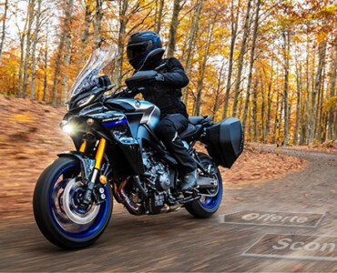 Mlr22_heading:Se è il modello Versys 1000 SE (sia my22 sia my23) che preferite l’offerta prevede un acconto, 36 mini rate (TAN 4,95% e TAEG 5,99%) ed una maxi rata eventualmente rifinanziabile con altre 35 mensilità (TAN 8,46% e TAEG 9,54%). Esempio: prezzo € 17.540 euro, acconto di € 5.651,50, 36 rate da 135 euro + maxi rata da 8.770 euro eventualmente rifinanziabile in 35 rate da 282,50 euro. Dal 11/04/2023 al 30/06/2023 sulla serie z650RS My23 Kawasaki offre il Kit Heritage che comprende grafiche personalizzate, maniglione posteriore, cover degli indicatori di direzione, protezioni specifiche del serbatoio e la griglia del radiatore per un ammontare di 505 Euro. Su tutti i modelli immatricolati entro il 30 giugno 2023 ad esclusione di KLX 110/300/220 e tutti i modelli KX), Kawasaki offre l’estensione a 4 anni totali della garanzia tramite il servizio KCare Plus. Ovviamente, come sempre, per tutte le informazioni più dettagliate, vi rimandiamo ai rispettivi siti dei produttori e vi consigliamo di rivolgervi alla rete di concessionarie ufficiali per preventivi dettagliati e personalizzati. Buone promozioni 2023 a tutti. Stay Tuned! _ promozioni 2023